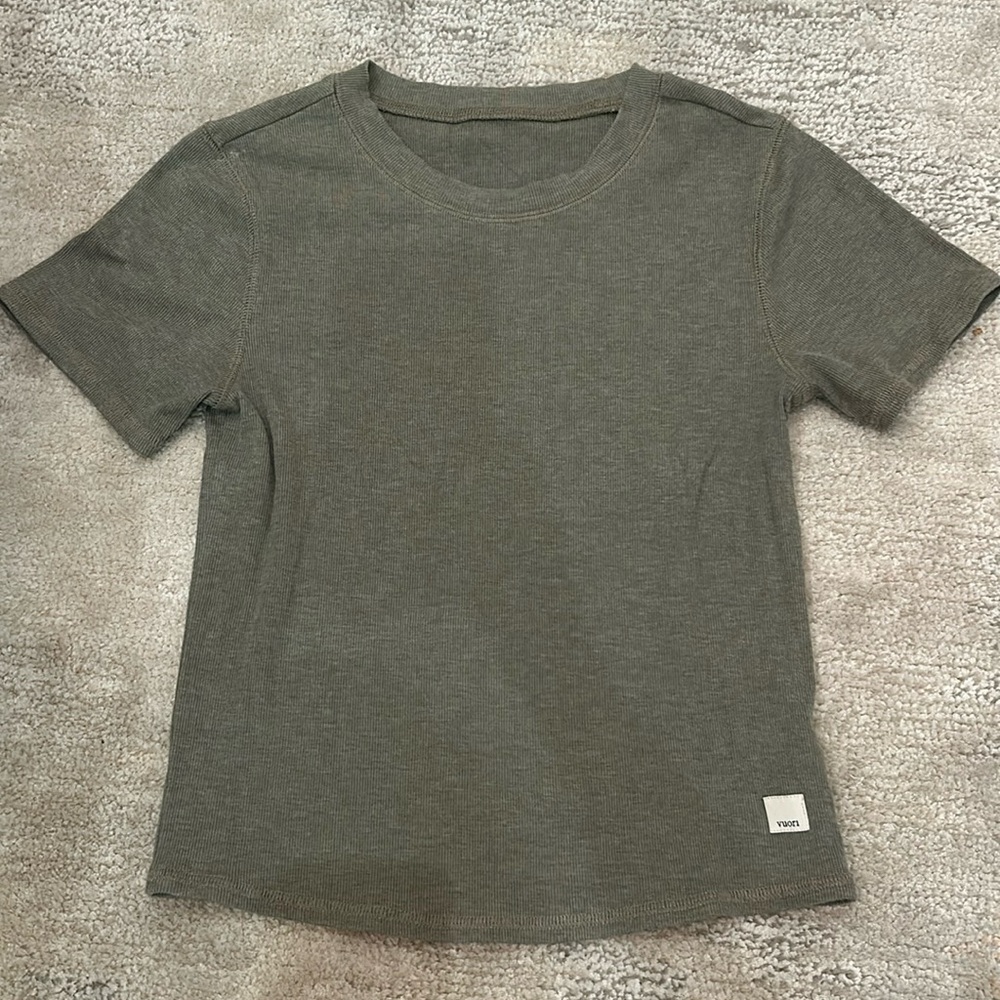 Vuori pose fitted tee